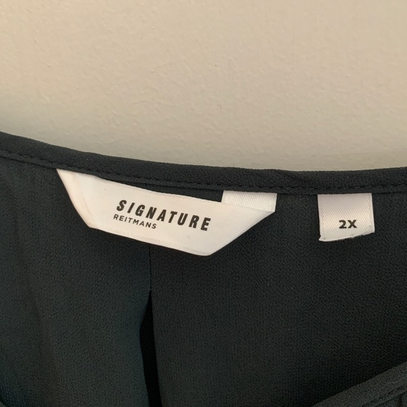 ONLY WORN ONCE! Beautiful pleated flowy blouse - Picture 4 of 13